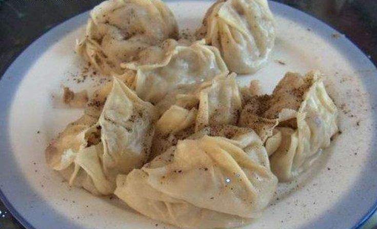 除了薄皮包子外,新疆还有一种特色美食——烤包子.